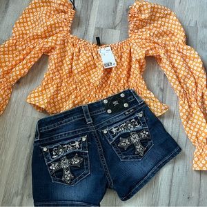 Miss Me shorts include the H &M top size M